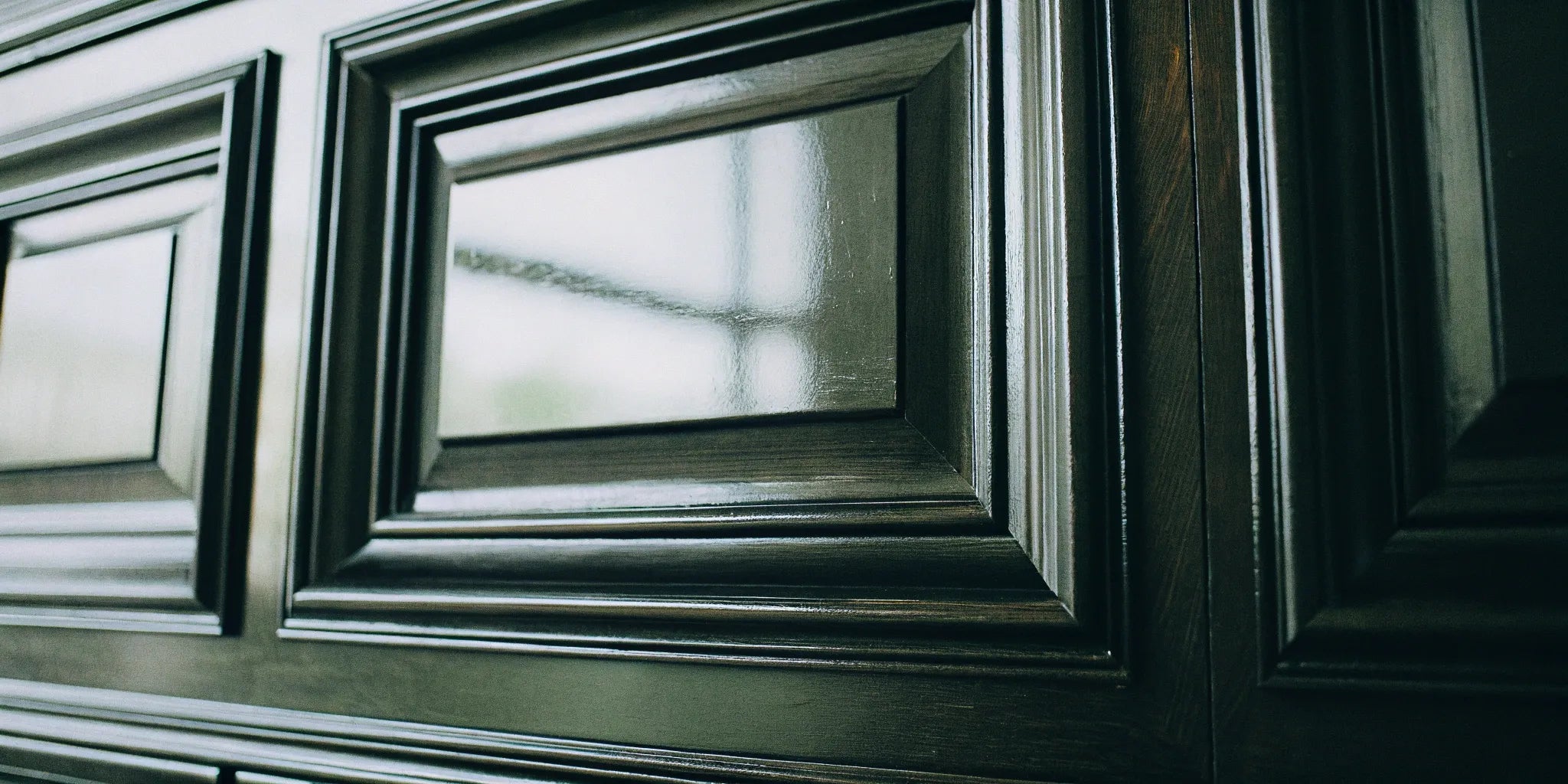 Made-to-order high gloss panels with a reflective finish and detailed edging.